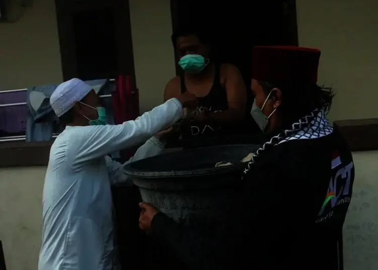 Distribusi Nasi Bungkus Untuk Membantu Warga Isolasi Mandiri di Kawasan Mikro Lockdown