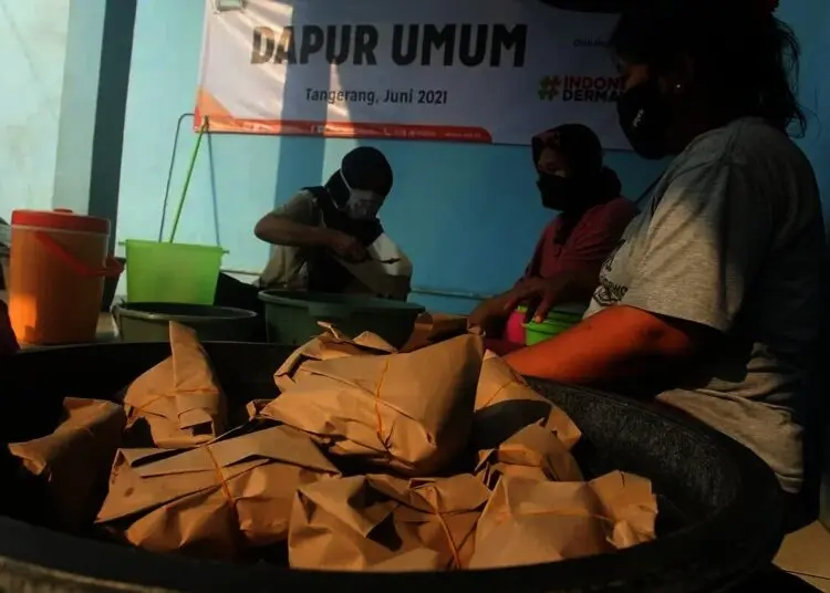 Distribusi Nasi Bungkus Untuk Membantu Warga Isolasi Mandiri di Kawasan Mikro Lockdown