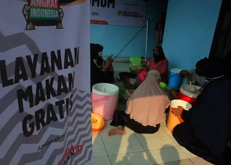 Distribusi Nasi Bungkus Untuk Membantu Warga Isolasi Mandiri di Kawasan Mikro Lockdown