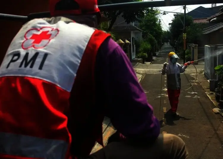 Mencegah Penyebaran COVID-19, Kawasan RW 06 Kelapa Dua di Semprot Disinfektan