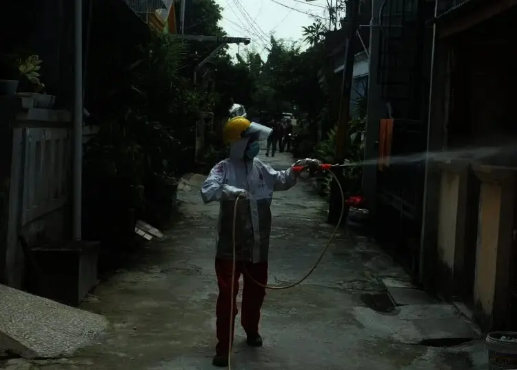 Mencegah Penyebaran COVID-19, Kawasan RW 06 Kelapa Dua di Semprot Disinfektan