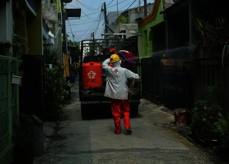 Mencegah Penyebaran COVID-19, Kawasan RW 06 Kelapa Dua di Semprot Disinfektan