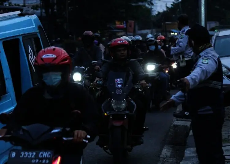 Antrean Kendaraan Di Jalan Merdeka Raya