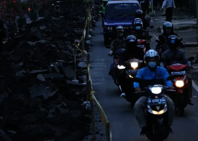 Antrean Kendaraan Di Jalan Merdeka Raya