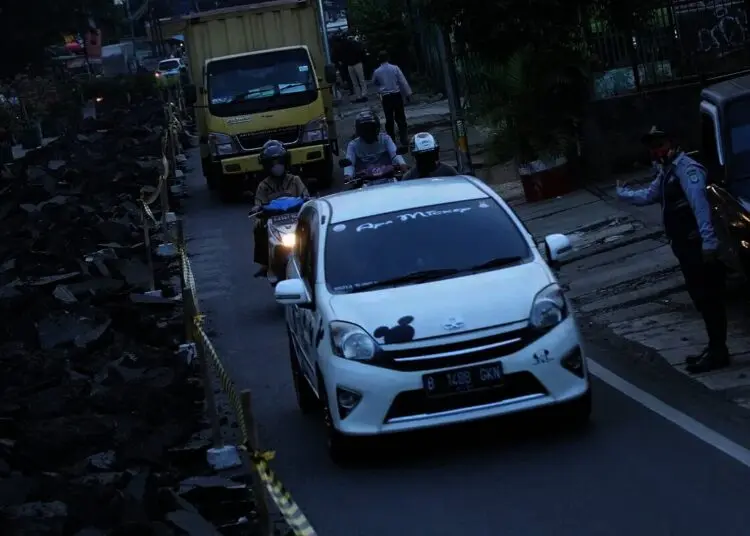 Antrean Kendaraan Di Jalan Merdeka Raya