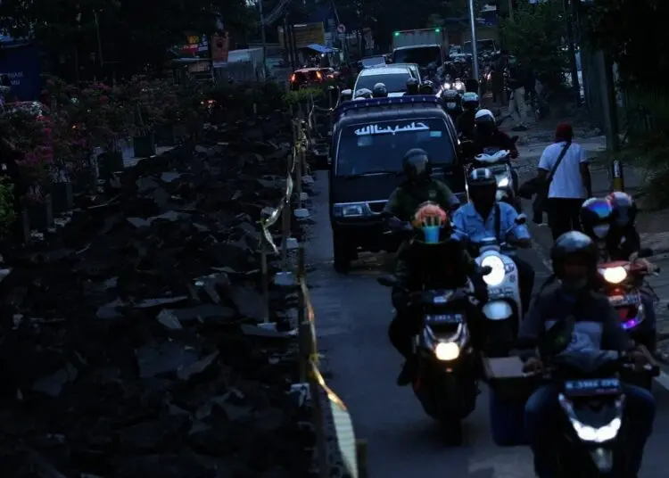 Antrean Kendaraan Di Jalan Merdeka Raya