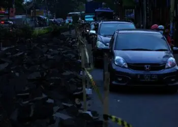 Antrean Kendaraan Di Jalan Merdeka Raya