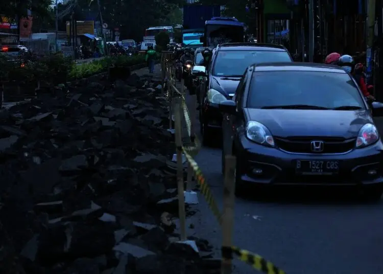 Antrean Kendaraan Di Jalan Merdeka Raya