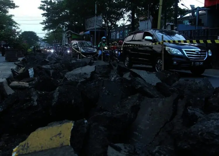 Antrean Kendaraan Di Jalan Merdeka Raya
