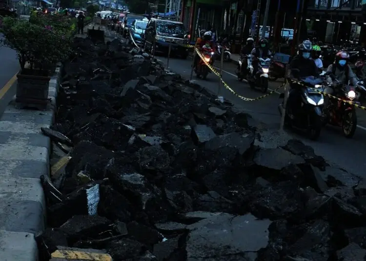 Antrean Kendaraan Di Jalan Merdeka Raya