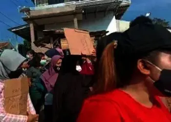 Rumah Rusak Diduga Dampak Aktivitas Alat Berat, Emak-emak di Lebak Demo PT WIKA