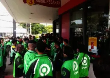 Mendadak “Banjir” Orderan, Ojol Rela Menunggu Pesanan Berjam-jam di McD