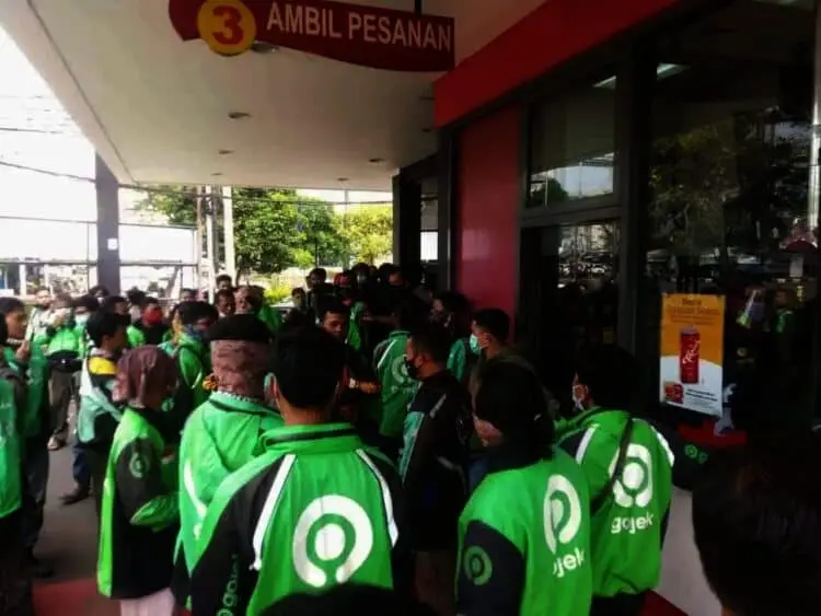 Mendadak “Banjir” Orderan, Ojol Rela Menunggu Pesanan Berjam-jam di McDonald's