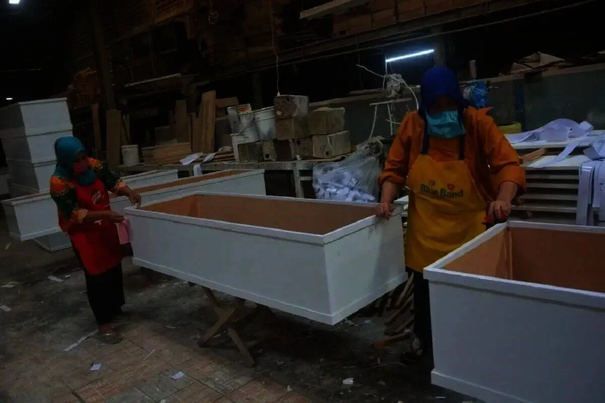 Buat 300 Peti Mati Dalam Satu Hari, Pabrik Pembuat Peti Jenazah di Kota Tangerang Kewalahan