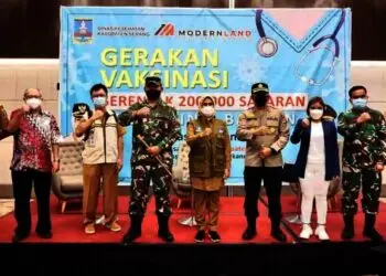 Tinjau Vaksinasi Massal, Bupati Tatu Tekankan Disiplin Prokes