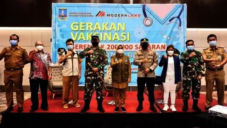 Tinjau Vaksinasi Massal, Bupati Tatu Tekankan Disiplin Prokes