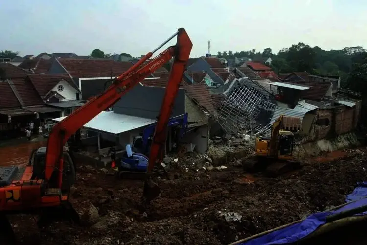 Longsor Kali Ciputat Belum Teratasi, DPU Tangsel Targetkan Maksimal Empat Hari
