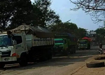 Dump Truk Siang Malam Lewat di Jalan Perancis, Sebabkan Jalan Rusak dan Berdebu