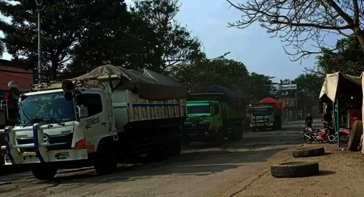 Dump Truk Siang Malam Lewat di Jalan Perancis, Sebabkan Jalan Rusak dan Berdebu