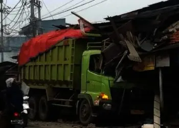 Sopir Ngantuk, Truk Tanah Tabrak Rumah dan Warung