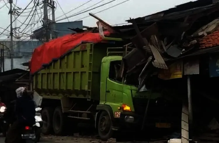 Sopir Ngantuk, Truk Tanah Tabrak Rumah dan Warung
