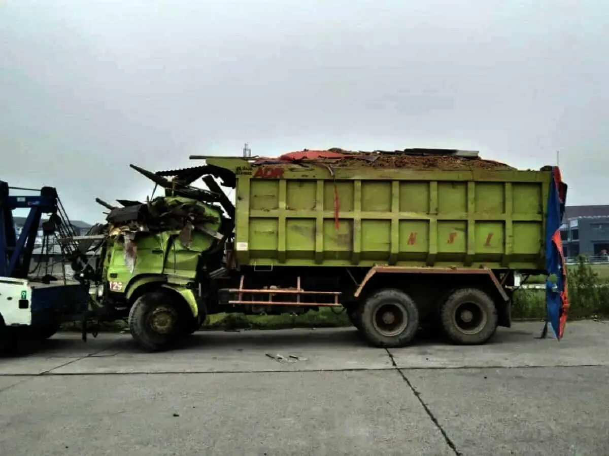 Sopir Ngantuk, Truk Tanah Tabrak Rumah dan Warung Sopir Ngantuk, Truk Tanah Tabrak Rumah dan Warung