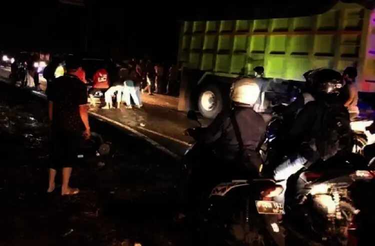 Ugal-ugalan, Xenia Seruduk Pejalan Kaki, Pemotor dan Mobil