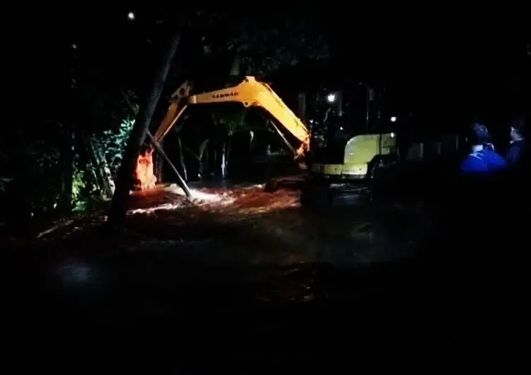 DPU Kerahkan Alat Berat ke Lokasi Longsor di Kali Ciputat