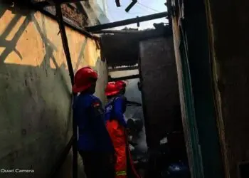 PEMADAMAN - Petugas Damkar sedang melakukan pamadaman api, di lokasi kebakaran, Minggu (27/6). (SIDIK/SATELIT NEWS)
