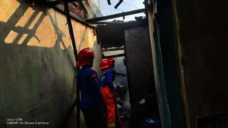 PEMADAMAN - Petugas Damkar sedang melakukan pamadaman api, di lokasi kebakaran, Minggu (27/6). (SIDIK/SATELIT NEWS)