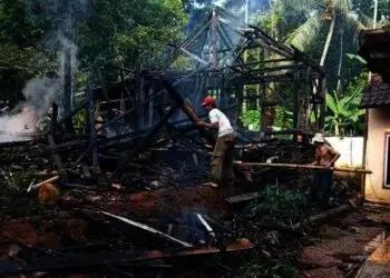 LUDES TERBAKAR - Sebuah rumah warga, ludes terbakar, Senin (28/6). Kebakaran diduga, dipicu akibat korsleting listrik. (SIDIK/SATELIT NEWS)