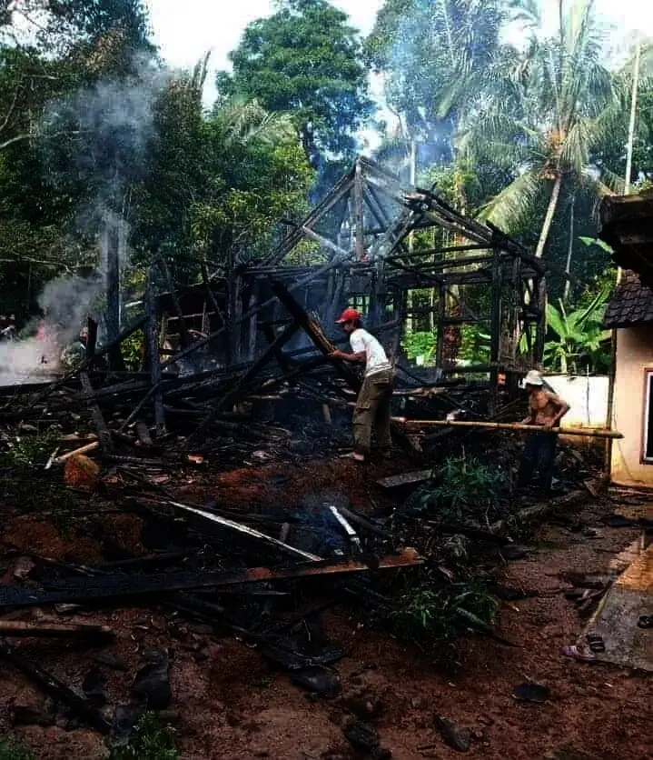 Ditinggal ke Warung, Rumah Ludes Dilalap si Jago Merah