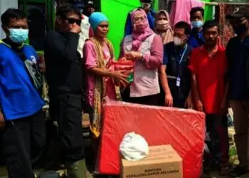 Tenda Darurat Didirikan di Panimbang, Kadinsos Pandeglang Salurkan Bantuan