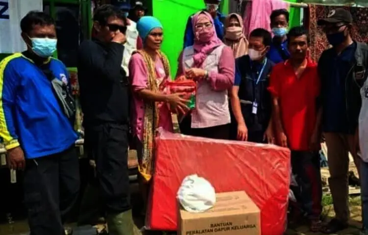 Tenda Darurat Didirikan di Panimbang, Kadinsos Pandeglang Salurkan Bantuan