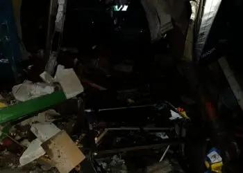 Truk Pengangkut Beton Hantam Warung di Ciputat Tangsel