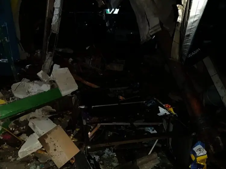 Truk Pengangkut Beton Hantam Warung di Ciputat Tangsel