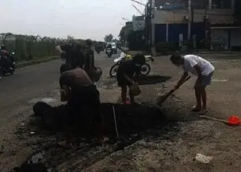 Aspal Hotmix Tumpah Tutupi Sebagian Jalan Raya Pondok Cabe