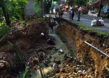 Digerus Longsor, Bahu Jalan Cipanas-Muncang di Lebak Nyaris Putus