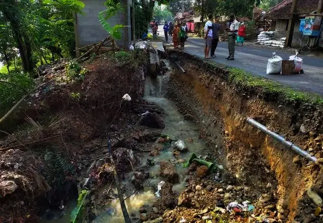 Digerus Longsor, Bahu Jalan Cipanas-Muncang di Lebak Nyaris Putus
