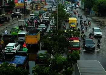 Kemacetan Jalan Akibat Genangan Air di Kota Tangsel