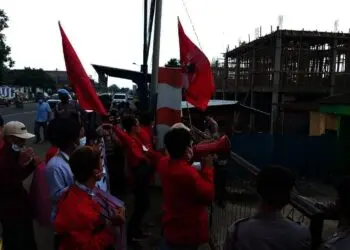Mahasiswa Lempar Tomat Busuk ke Kantor Kemenag Pandeglang, Demo Proyek Rehab Kantor