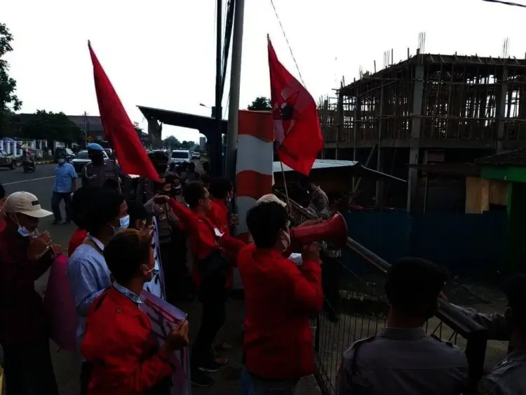 Demo Proyek Rehab, Mahasiswa Lempar Tomat Busuk ke Kantor Kemenag Pandeglang