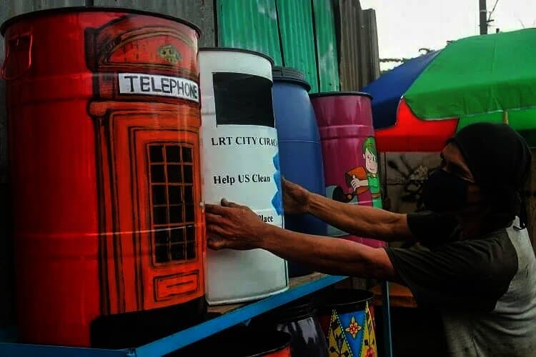 Kerajinan Tong Sampah Lukis Berbahan Limbah Drum Bekas