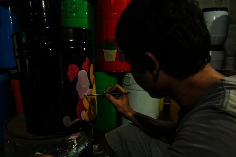 Kerajinan Tong Sampah Lukis Berbahan Limbah Drum Bekas