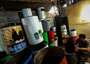 Kerajinan Tong Sampah Lukis Berbahan Limbah Drum Bekas