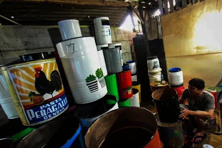 Kerajinan Tong Sampah Lukis Berbahan Limbah Drum Bekas