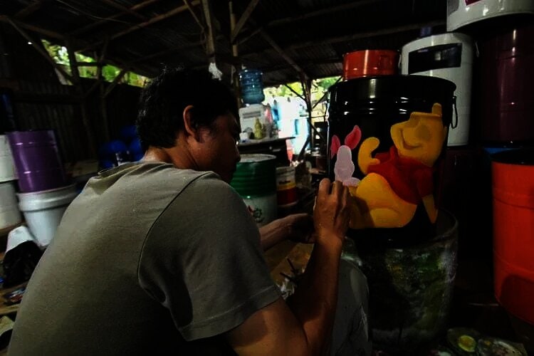Kerajinan Tong Sampah Lukis Berbahan Limbah Drum Bekas