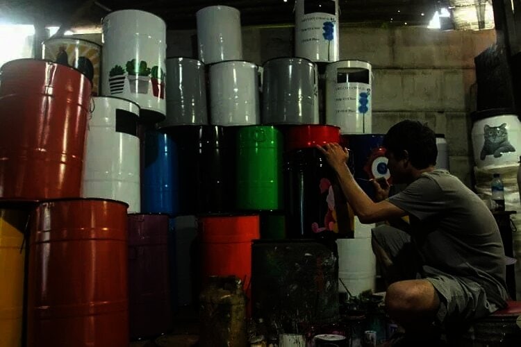 Kerajinan Tong Sampah Lukis Berbahan Limbah Drum Bekas