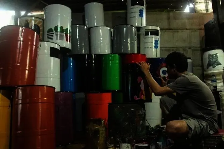 Kerajinan Tong Sampah Lukis Berbahan Limbah Drum Bekas