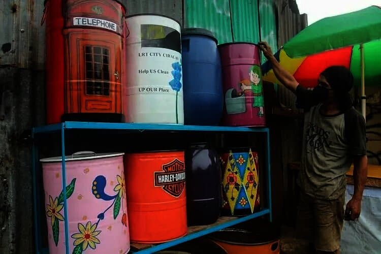 Kerajinan Tong Sampah Lukis Berbahan Limbah Drum Bekas